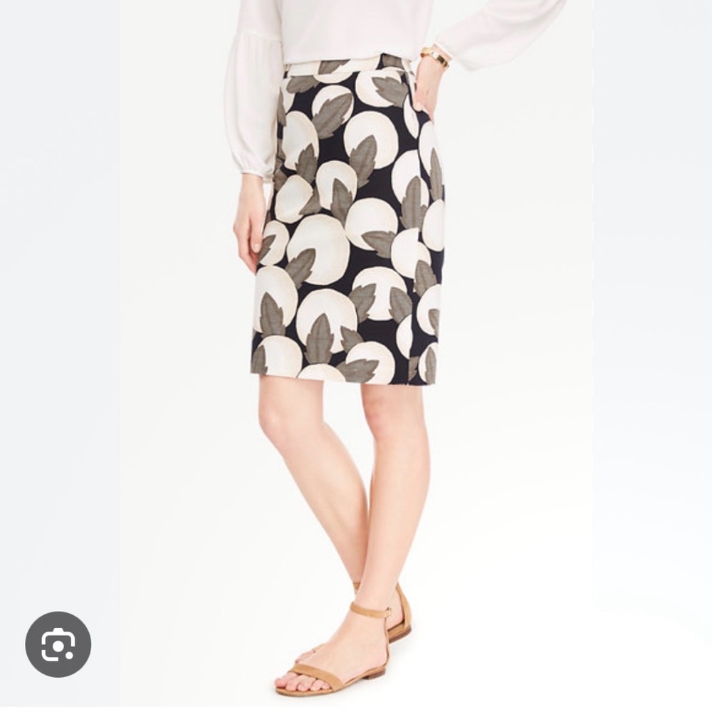 Ann Taylor Pencil Skirt Size 2 Black Cream Taupe Print Knee Length Workwear
